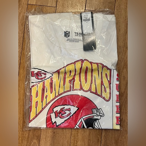 NWT Old Navy size M Super Bowl LIV Champions T-Shirt Kansas City Chiefs - Picture 2 of 4